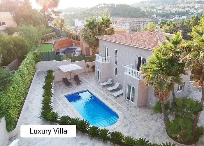 Luxury Villa, Private Beach N Pool